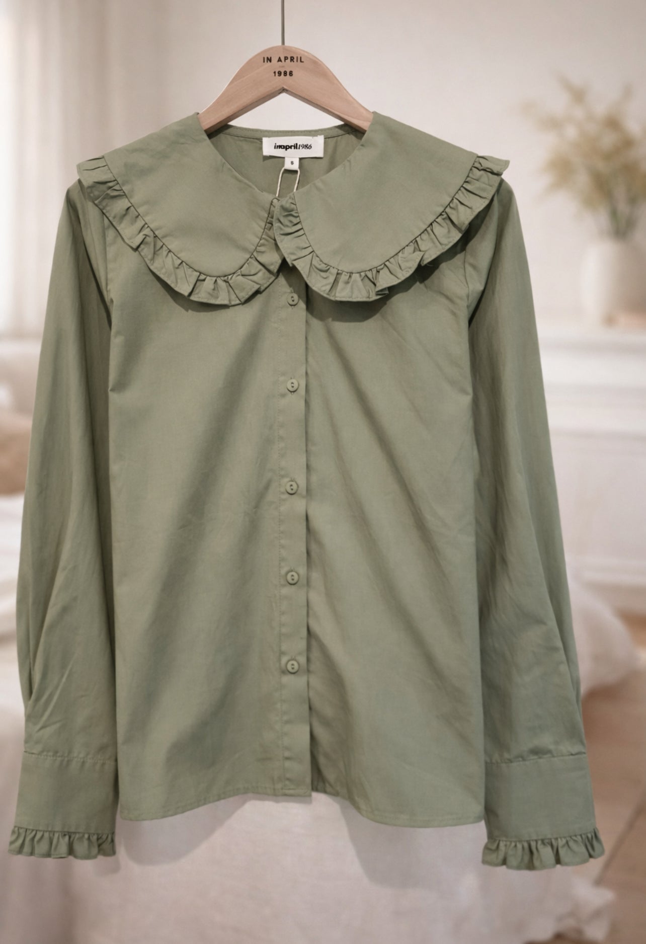 Chemise Romantique Vert Sauge en Coton – Col Claudine Volanté
