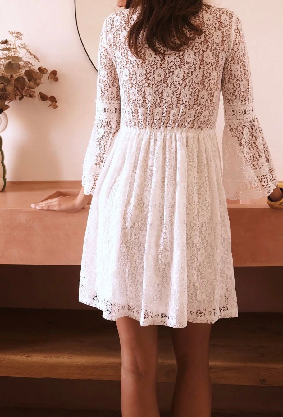 Robe Courte en Dentelle Blanche – Esprit Bohème Chic