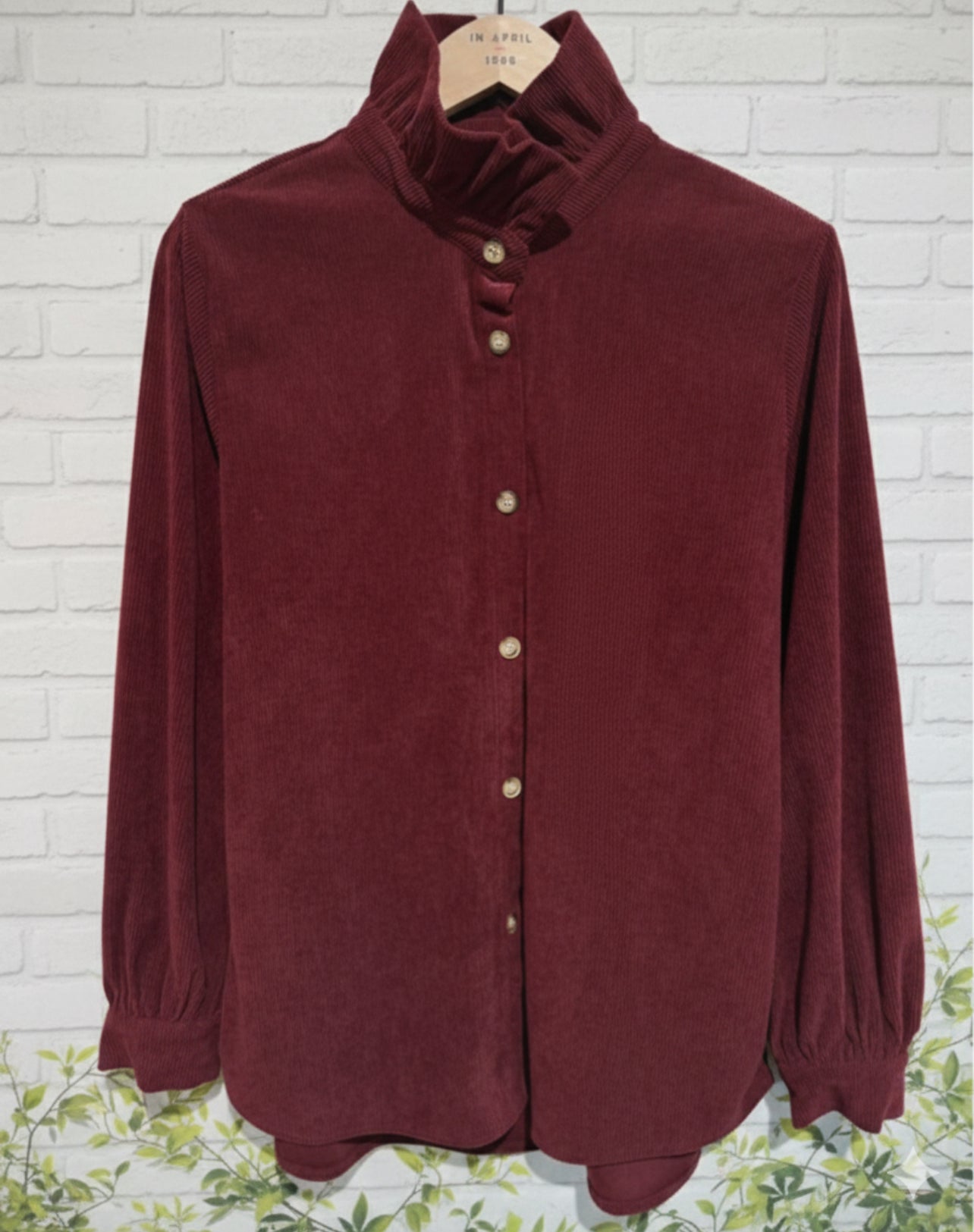Chemise en velours côtelé à col volanté – Gabrielle
