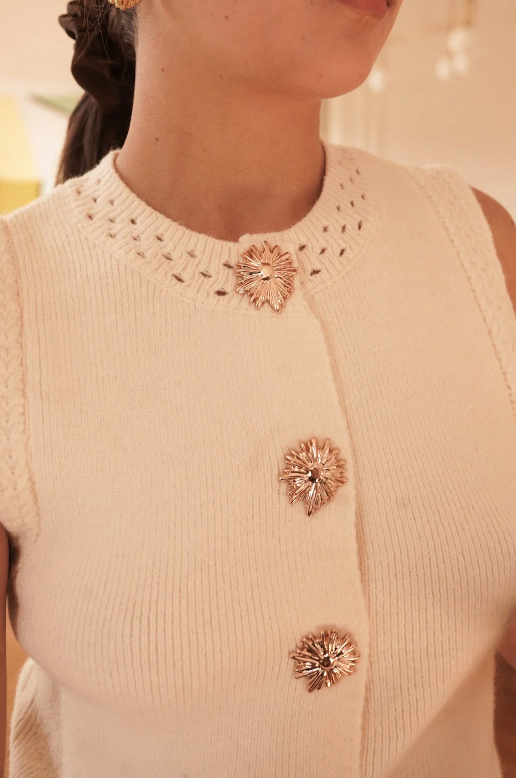 Gilet Sans Manches "Amalfi" – Maille Tressée & Boutons Bijoux