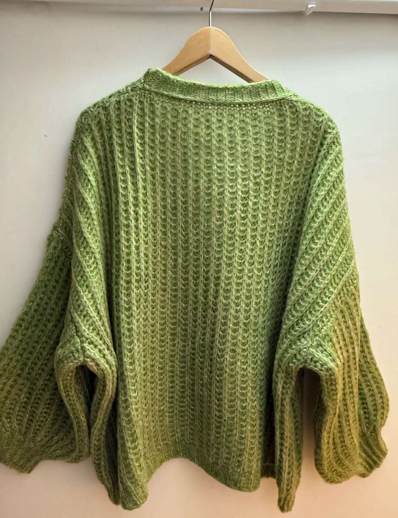 Gilet Maille Ajourée avec Broche Bijou Soleil – Beige, Vert & Rose Poudré