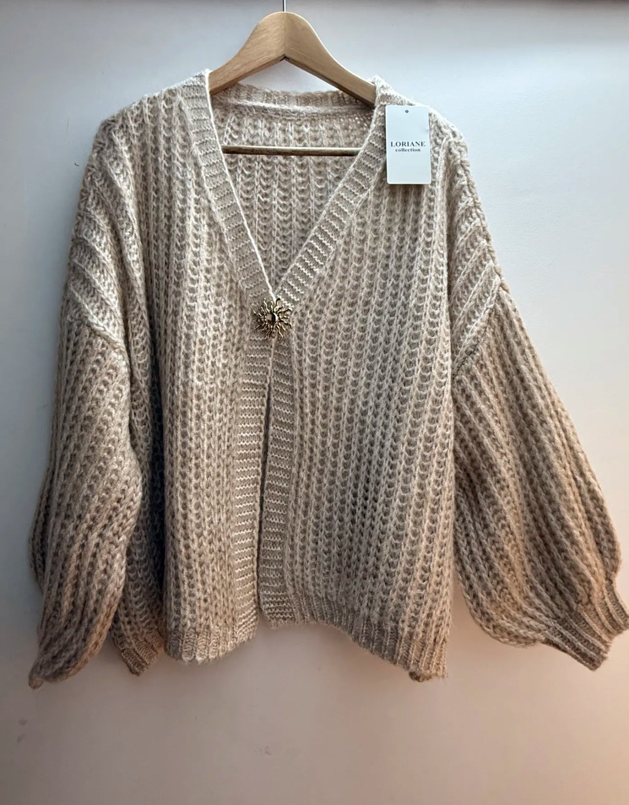 Gilet Maille Ajourée avec Broche Bijou Soleil – Beige, Vert & Rose Poudré