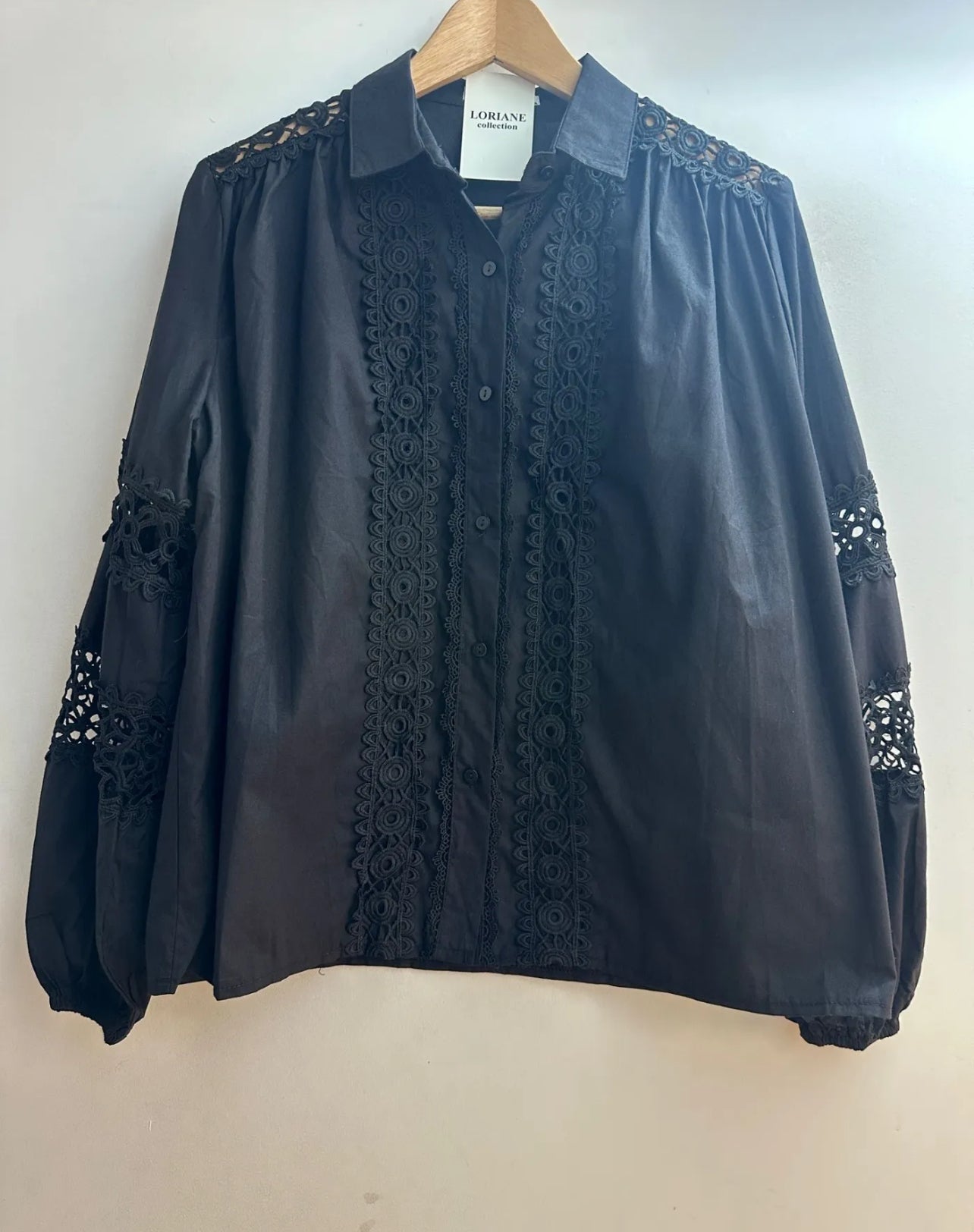 Chemisier Boho Chic en Broderie Anglaise et Dentelle – Noir & Blanc
