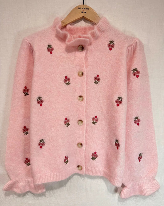 Gilet Rose Poudré à Broderies Florales et Col Volanté – Douceur Éco-responsable