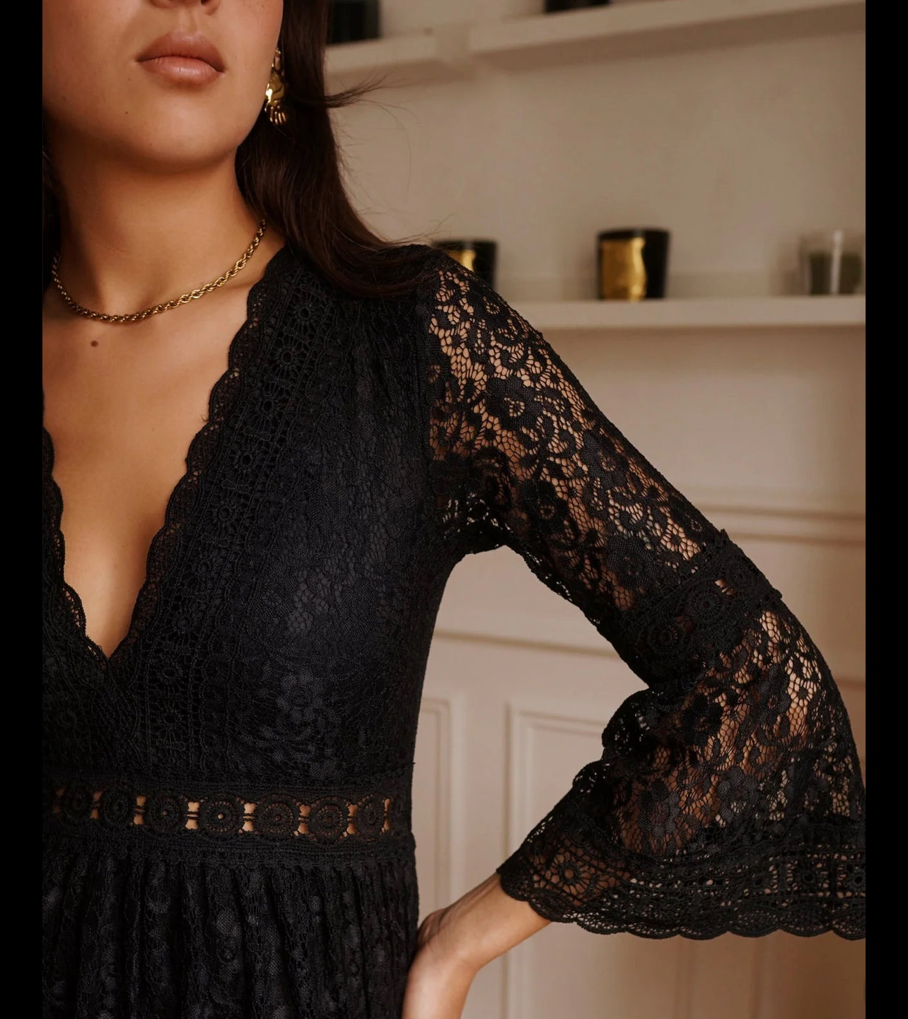 Robe Courte en Dentelle Noire – Élégance Néo-Romantique