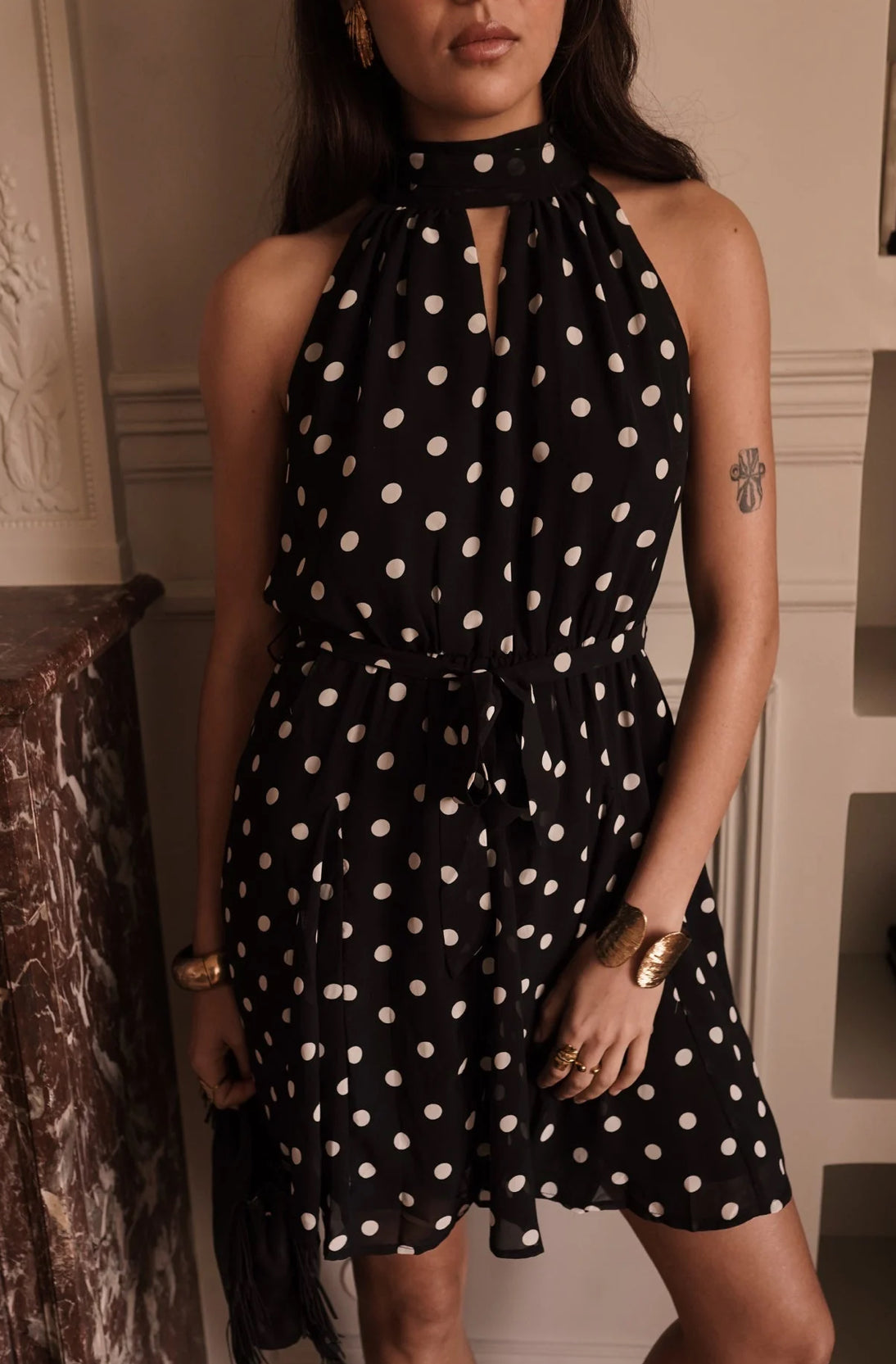 Robe Courte Dos Nu "Égérie" – Imprimé Pois & Col Montant