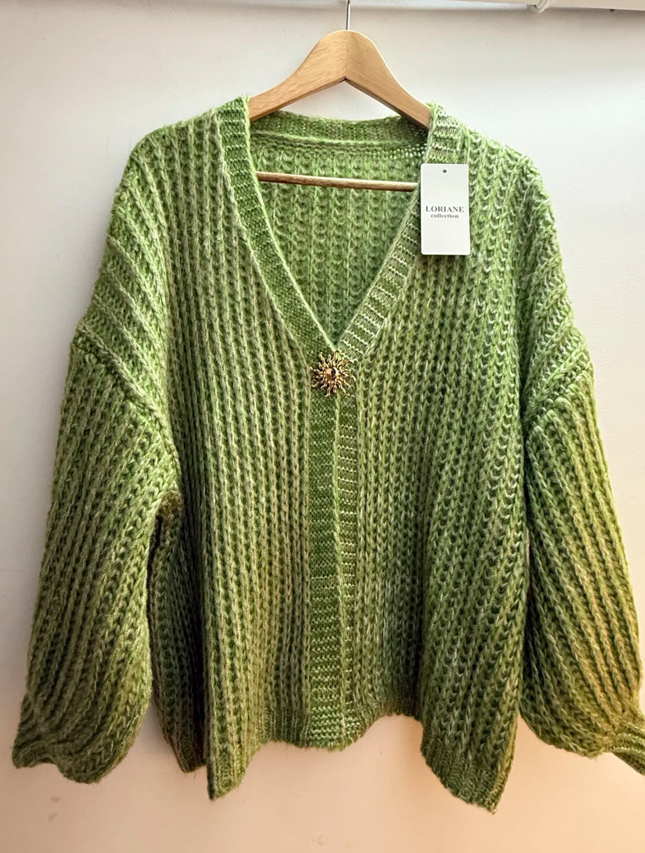 Gilet Maille Ajourée avec Broche Bijou Soleil – Beige, Vert & Rose Poudré