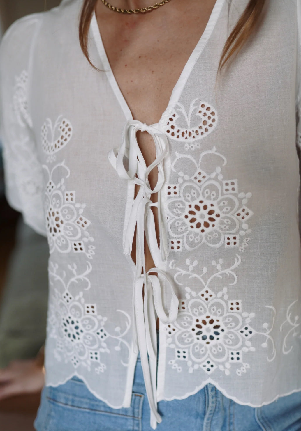 Chemisier de Rêve – Blanc Pur & Broderie Anglaise Raffinée