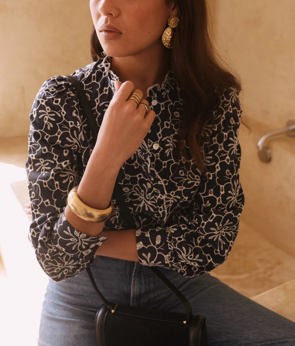 Chemise en Broderie Anglaise – Marine Élégant & Motifs Floraux
