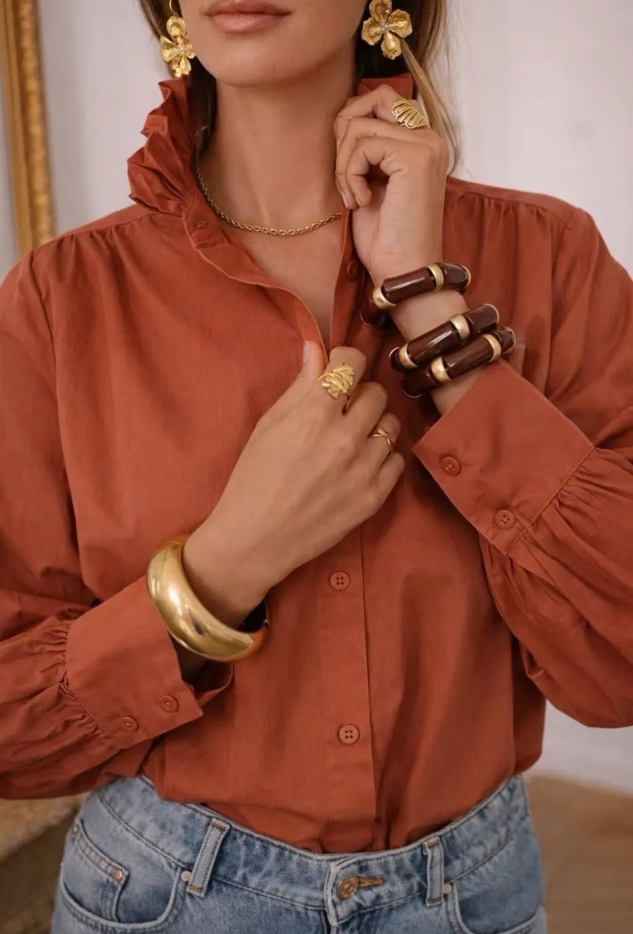 Chemise Terracotta à Col Volanté – Élégance & Féminité