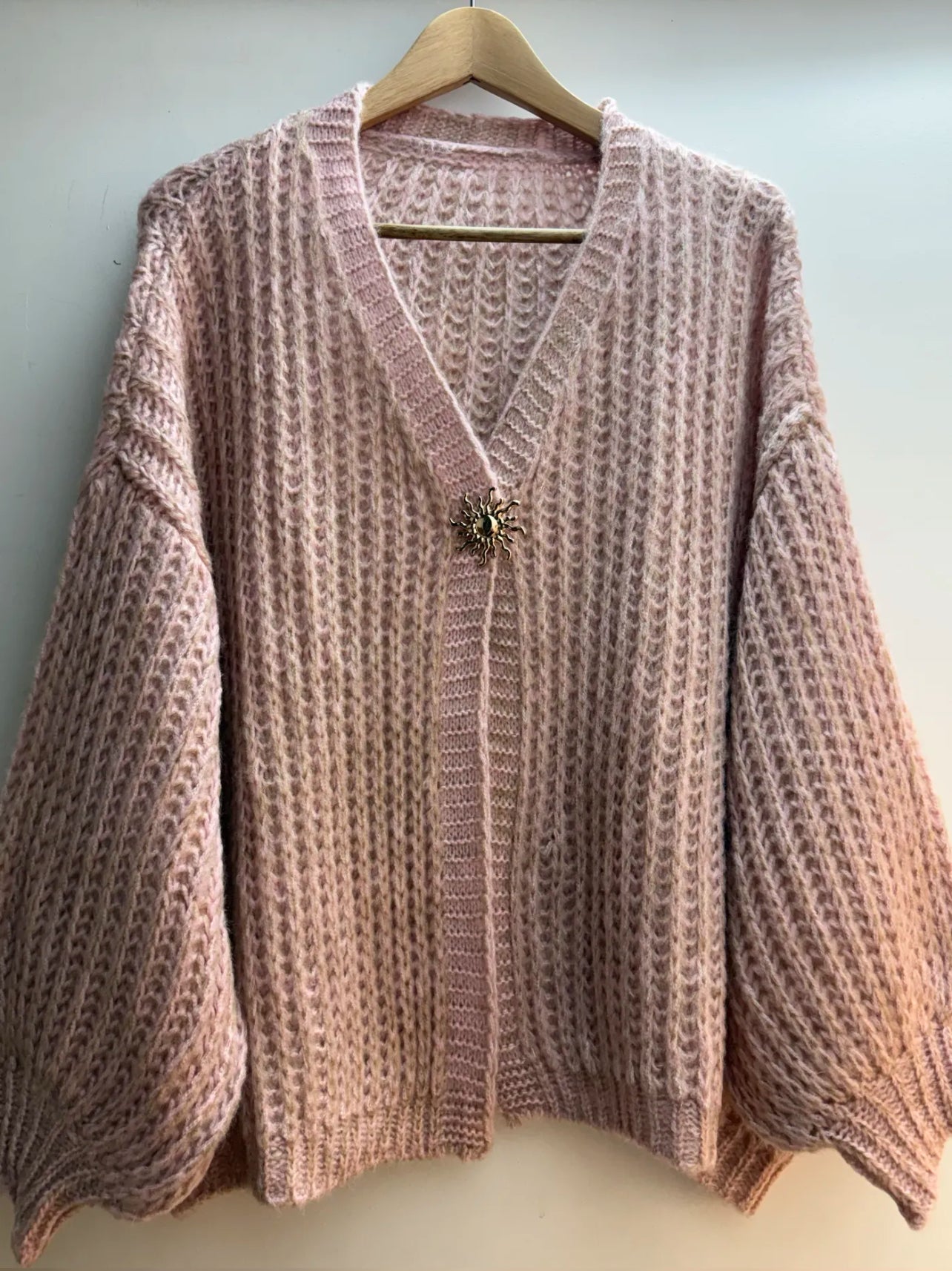 Gilet Maille Ajourée avec Broche Bijou Soleil – Beige, Vert & Rose Poudré