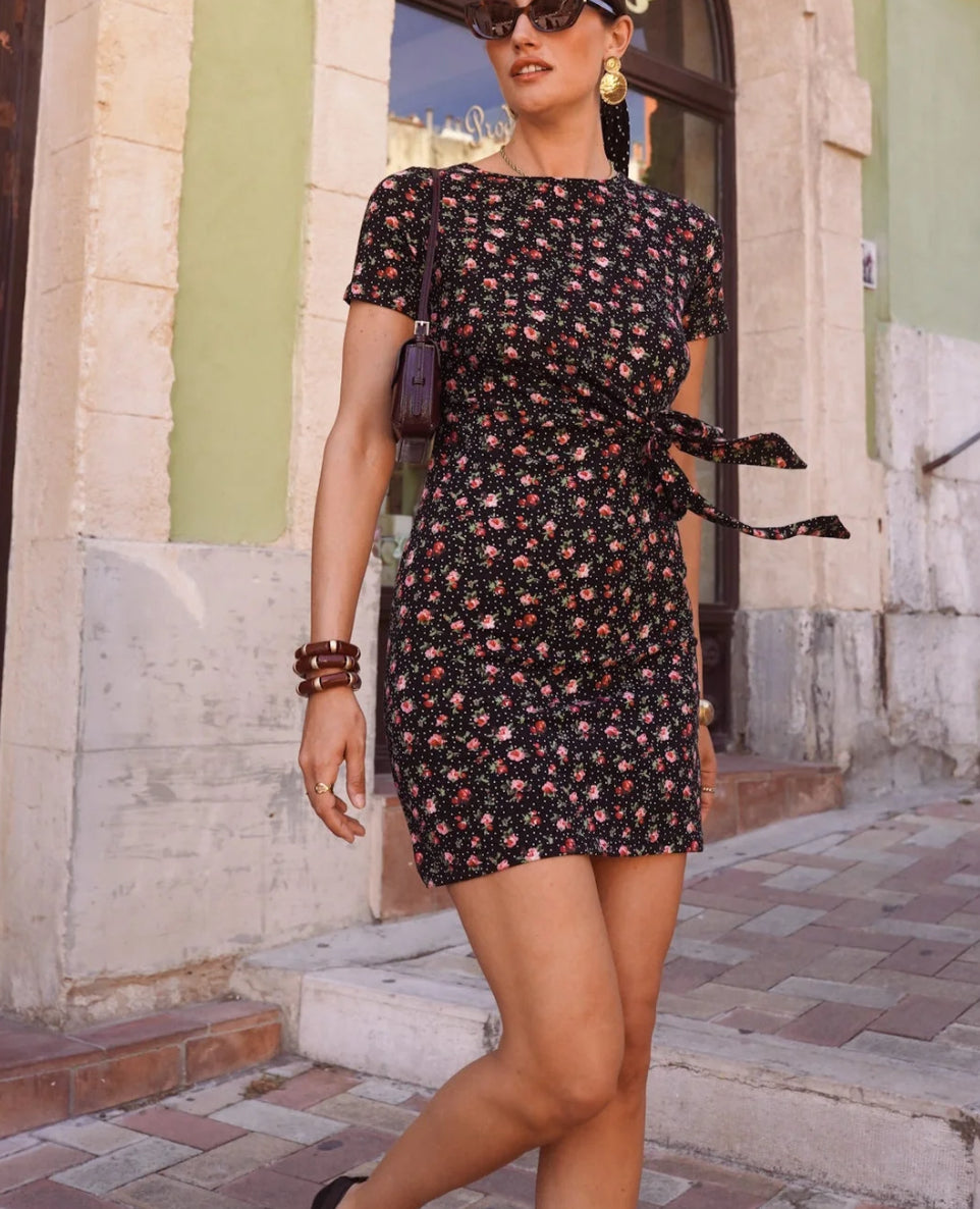 Robe Courte Fleurie "Dolce Vita" – Imprimé Roses & Nœud Taille