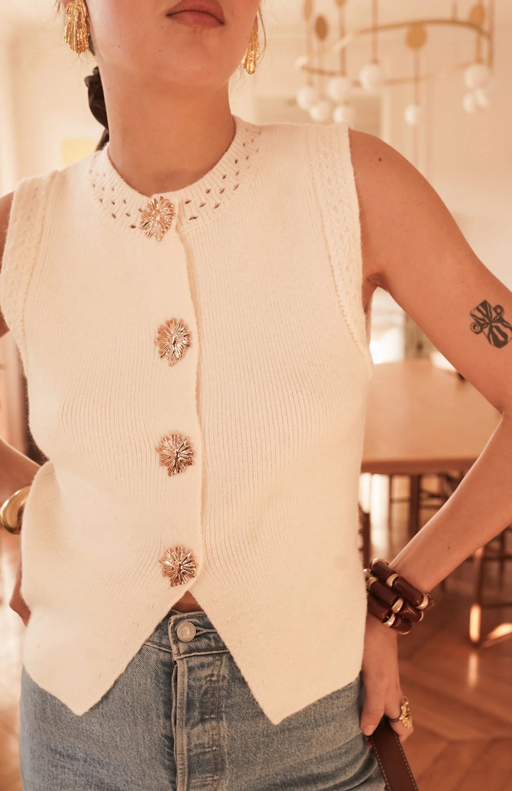 Gilet Sans Manches "Amalfi" – Maille Tressée & Boutons Bijoux