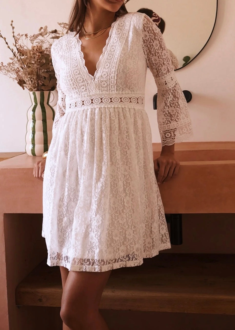 Robe Courte en Dentelle Blanche – Esprit Bohème Chic