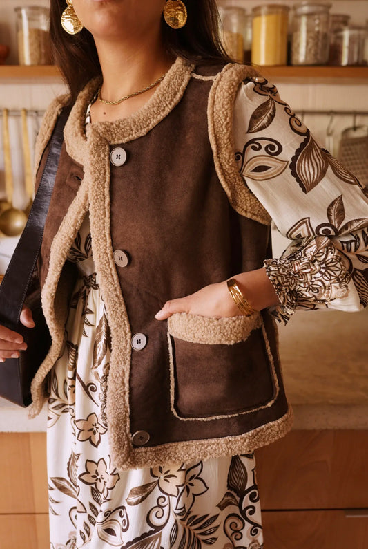 Gilet Sans Manches "Folk" en Suédine et Moumoute – Cognac