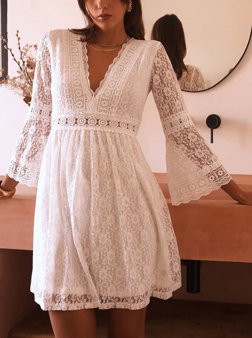 Robe Courte en Dentelle Blanche – Esprit Bohème Chic
