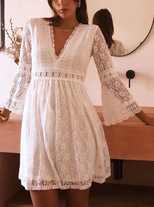 Robe Courte en Dentelle Blanche – Esprit Bohème Chic
