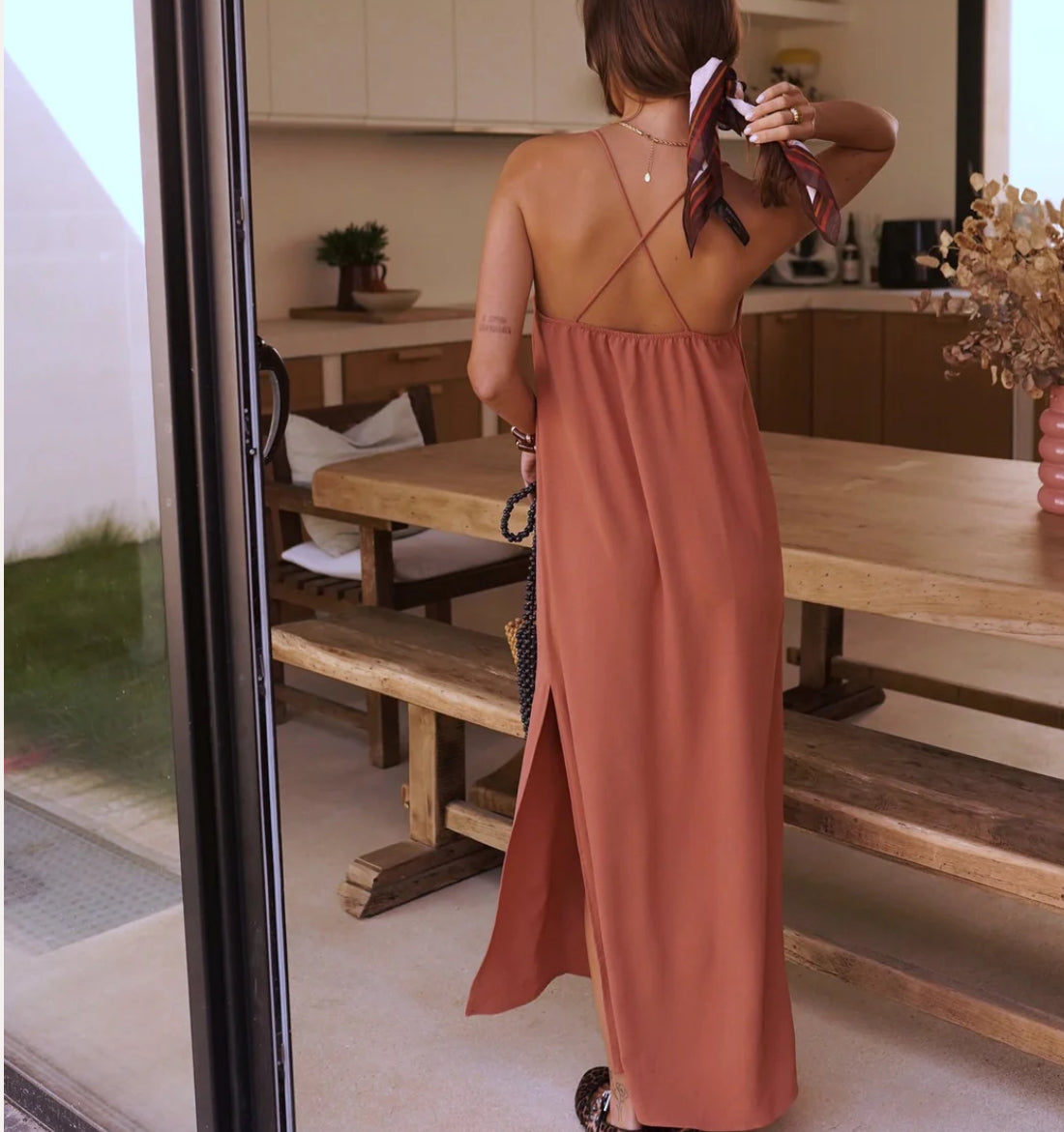 Robe Longue "Sienna" – Terracotta & Dos Croisé Minimaliste