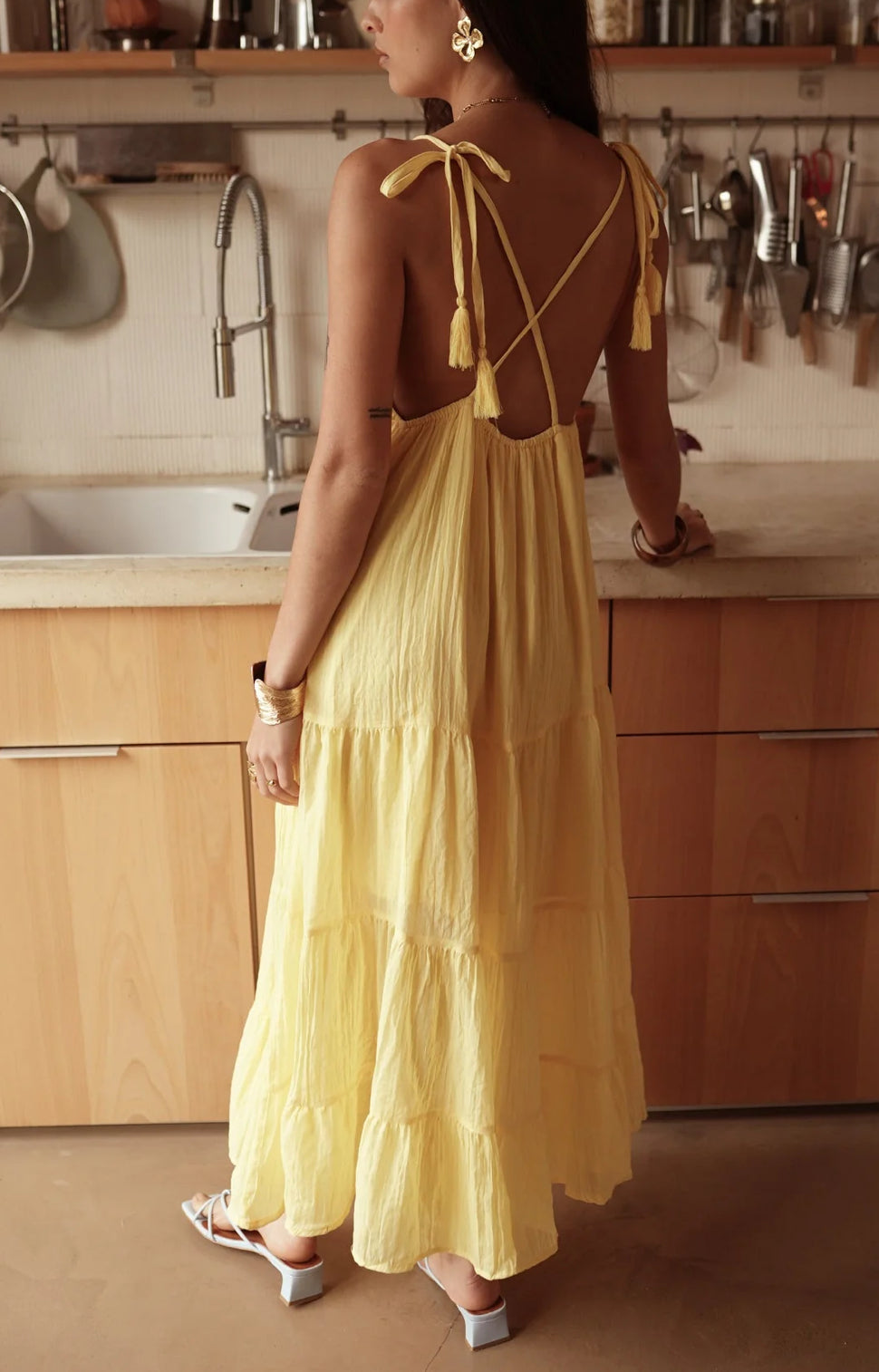 Robe Longue "Solenzara" – Jaune Pastel & Dos Nu Pompons