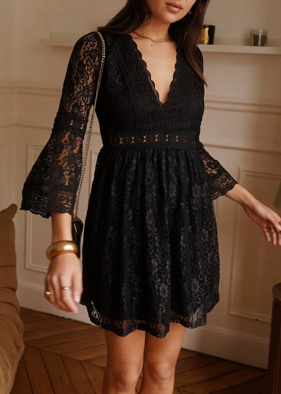Robe Courte en Dentelle Noire – Élégance Néo-Romantique